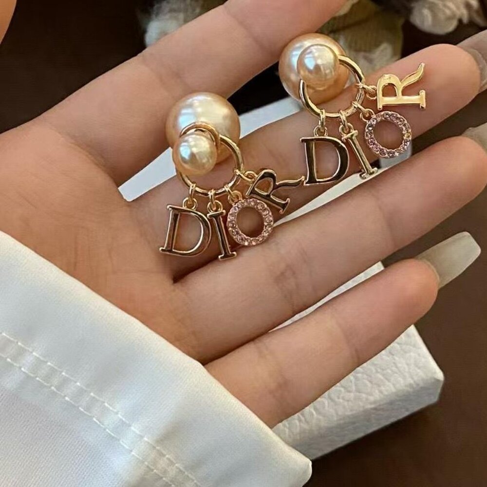 Dior letter earrings - Picture 5 of 5